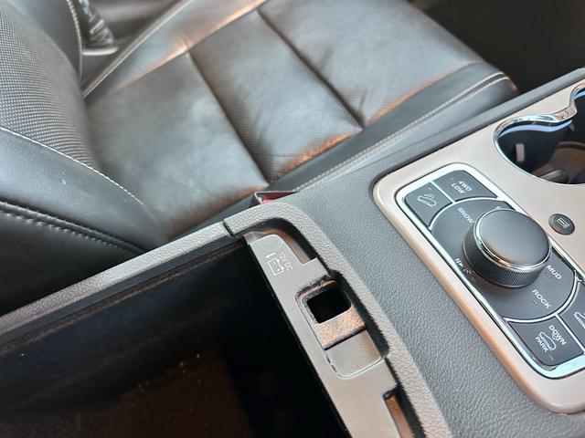 ジープ・グランドチェロキー リミテッド　キー２個　革シート　アルミ　テレビ　電動トランク　クルコン　バックカメラ（34枚目）