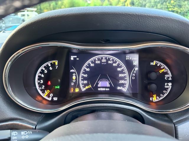 ジープ・グランドチェロキー リミテッド　キー２個　革シート　アルミ　テレビ　電動トランク　クルコン　バックカメラ（38枚目）