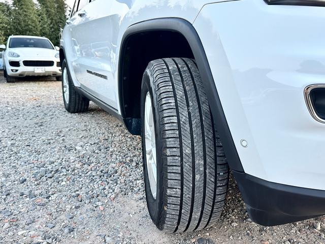 ジープ・グランドチェロキー リミテッド　キー２個　革シート　アルミ　テレビ　電動トランク　クルコン　バックカメラ（44枚目）