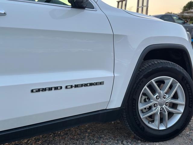 ジープ・グランドチェロキー リミテッド　キー２個　革シート　アルミ　テレビ　電動トランク　クルコン　バックカメラ（46枚目）