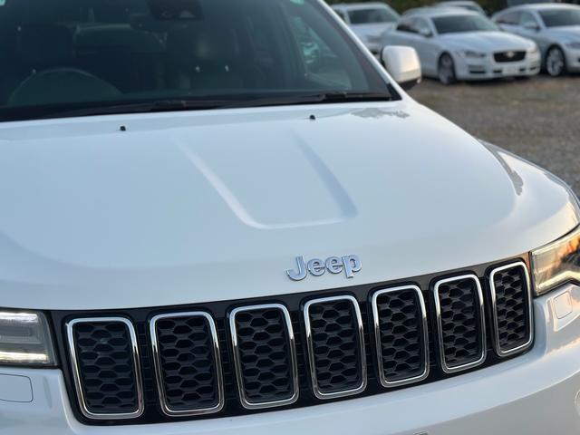 ジープ・グランドチェロキー リミテッド　キー２個　革シート　アルミ　テレビ　電動トランク　クルコン　バックカメラ（50枚目）