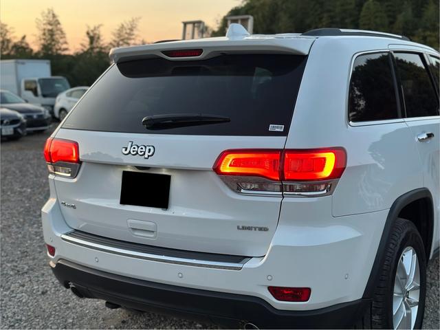 ジープ・グランドチェロキー リミテッド　キー２個　革シート　アルミ　テレビ　電動トランク　クルコン　バックカメラ（52枚目）