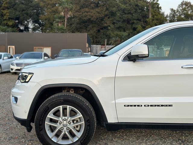 ジープ・グランドチェロキー リミテッド　キー２個　革シート　アルミ　テレビ　電動トランク　クルコン　バックカメラ（57枚目）