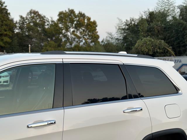 ジープ・グランドチェロキー リミテッド　キー２個　革シート　アルミ　テレビ　電動トランク　クルコン　バックカメラ（58枚目）