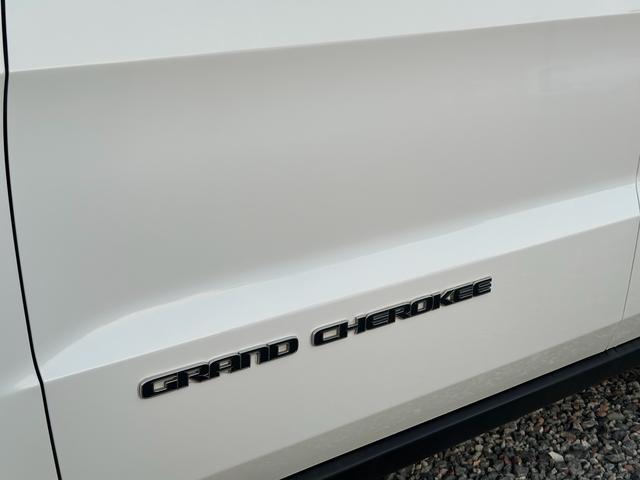ジープ・グランドチェロキー リミテッド　キー２個　革シート　アルミ　テレビ　電動トランク　クルコン　バックカメラ（59枚目）