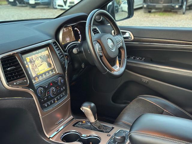 ジープ・グランドチェロキー リミテッド　キー２個　革シート　アルミ　テレビ　電動トランク　クルコン　バックカメラ（61枚目）