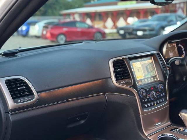 ジープ・グランドチェロキー リミテッド　キー２個　革シート　アルミ　テレビ　電動トランク　クルコン　バックカメラ（62枚目）