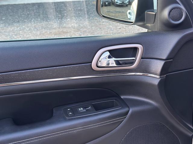 ジープ・グランドチェロキー リミテッド　キー２個　革シート　アルミ　テレビ　電動トランク　クルコン　バックカメラ（64枚目）