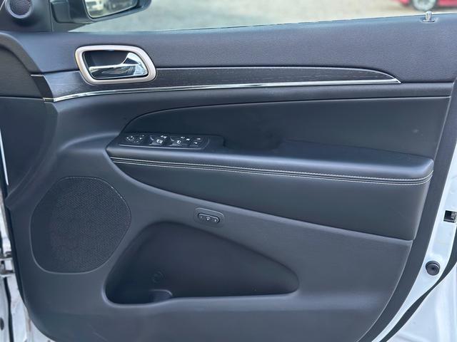 ジープ・グランドチェロキー リミテッド　キー２個　革シート　アルミ　テレビ　電動トランク　クルコン　バックカメラ（66枚目）