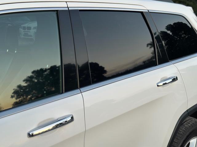 ジープ・グランドチェロキー リミテッド　キー２個　革シート　アルミ　テレビ　電動トランク　クルコン　バックカメラ（74枚目）