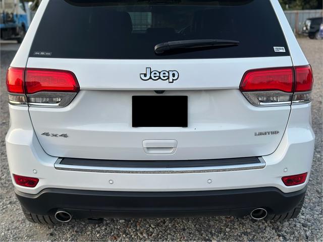 ジープ・グランドチェロキー リミテッド　キー２個　革シート　アルミ　テレビ　電動トランク　クルコン　バックカメラ（75枚目）