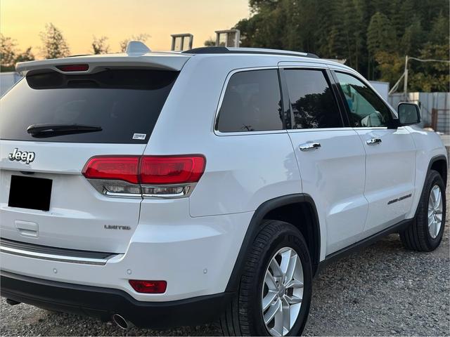 ジープ・グランドチェロキー リミテッド　キー２個　革シート　アルミ　テレビ　電動トランク　クルコン　バックカメラ（76枚目）