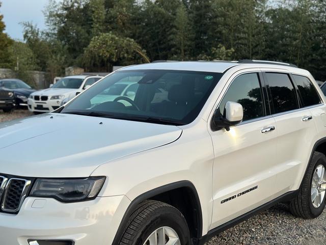 ジープ・グランドチェロキー リミテッド　キー２個　革シート　アルミ　テレビ　電動トランク　クルコン　バックカメラ（78枚目）