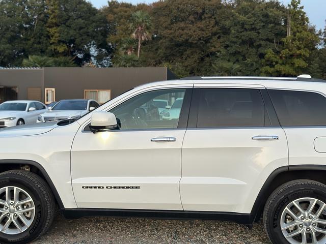 ジープ・グランドチェロキー リミテッド　キー２個　革シート　アルミ　テレビ　電動トランク　クルコン　バックカメラ（79枚目）