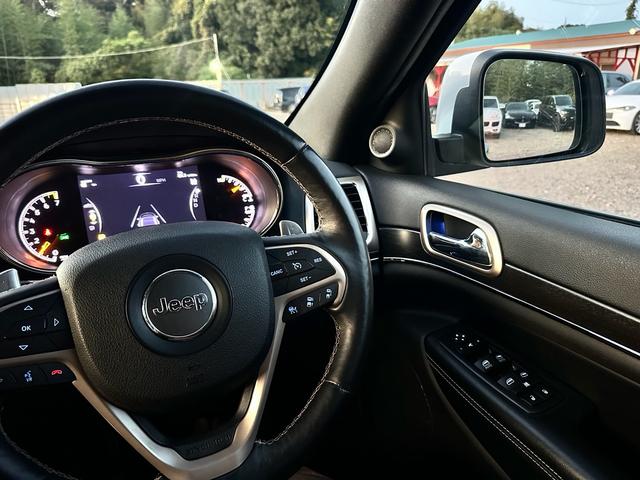 ジープ・グランドチェロキー リミテッド　キー２個　革シート　アルミ　テレビ　電動トランク　クルコン　バックカメラ（80枚目）