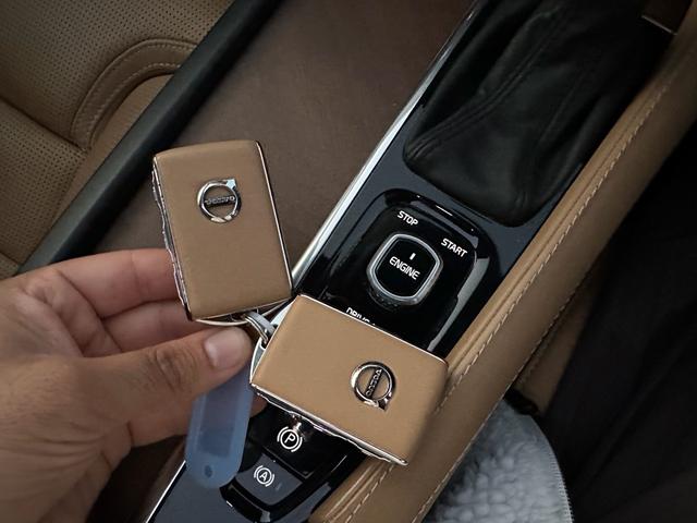 Ｓ９０ Ｔ６　ＡＷＤ　インスクリプション　サンルーフ　マッサージ機能付き　キー２個　３６０°カメラ　アルミ　シートエアコン（71枚目）