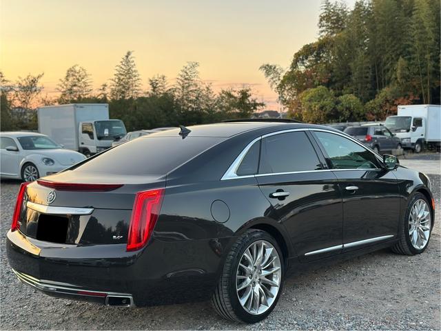 キャデラックＸＴＳ プラチナム　パノラマサンルーフ　左ハンドル　純正ナビ　シートヒーター、クーラー　Ｂｌｕｅｔｏｏｔｈ付　オートクルーズコントロール（8枚目）