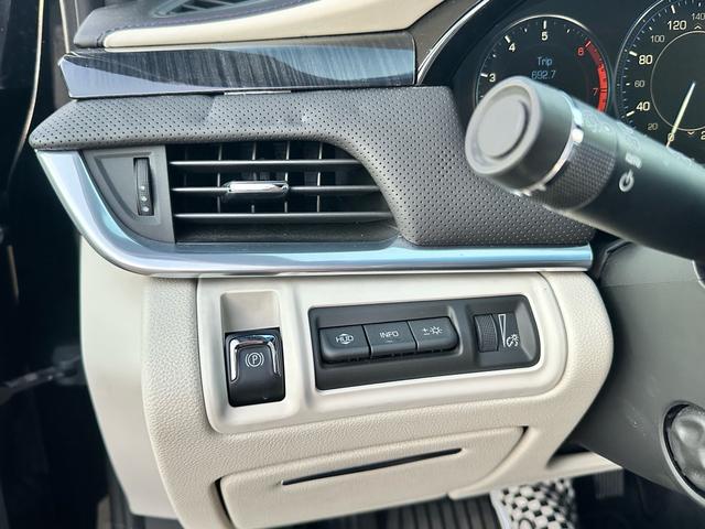 キャデラックＸＴＳ プラチナム　パノラマサンルーフ　左ハンドル　純正ナビ　シートヒーター、クーラー　Ｂｌｕｅｔｏｏｔｈ付　オートクルーズコントロール（27枚目）