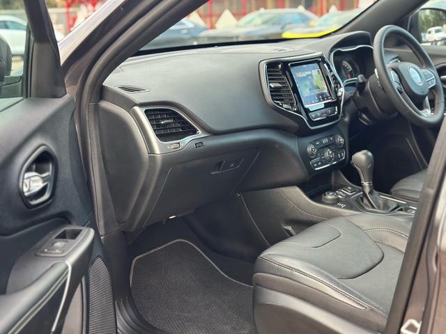 ジープ・チェロキー ８０ｔｈアニバーサリーエディション　ナビ　テレビ　キー２個　整備記録簿あり　ルーフレール　革シート　電動トランク（10枚目）