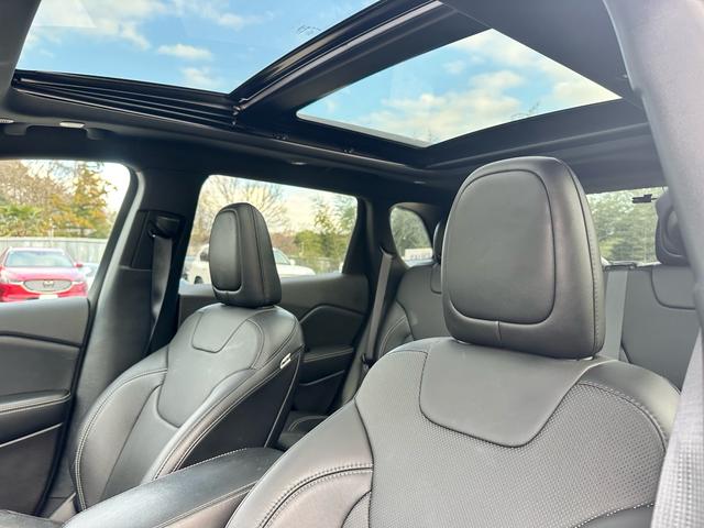 ジープ・チェロキー ８０ｔｈアニバーサリーエディション　ナビ　テレビ　キー２個　整備記録簿あり　ルーフレール　革シート　電動トランク（13枚目）