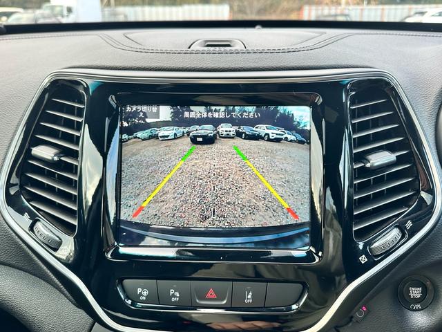 ジープ・チェロキー ８０ｔｈアニバーサリーエディション　ナビ　テレビ　キー２個　整備記録簿あり　ルーフレール　革シート　電動トランク（22枚目）
