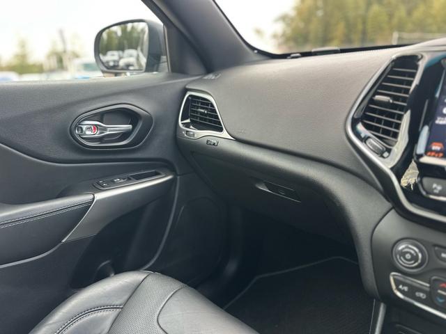 ジープ・チェロキー ８０ｔｈアニバーサリーエディション　ナビ　テレビ　キー２個　整備記録簿あり　ルーフレール　革シート　電動トランク（31枚目）