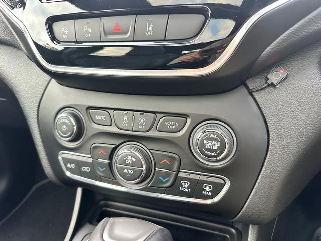 ジープ・チェロキー ８０ｔｈアニバーサリーエディション　ナビ　テレビ　キー２個　整備記録簿あり　ルーフレール　革シート　電動トランク（37枚目）