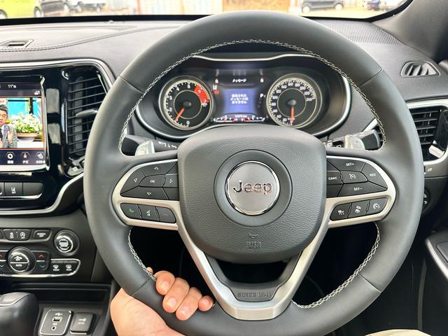 ジープ・チェロキー ８０ｔｈアニバーサリーエディション　ナビ　テレビ　キー２個　整備記録簿あり　ルーフレール　革シート　電動トランク（39枚目）