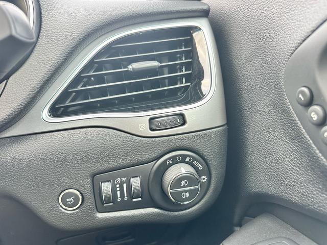 ジープ・チェロキー ８０ｔｈアニバーサリーエディション　ナビ　テレビ　キー２個　整備記録簿あり　ルーフレール　革シート　電動トランク（40枚目）