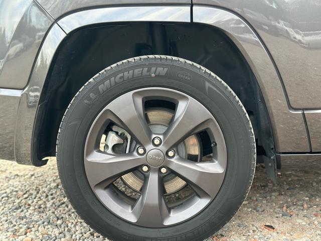 ジープ・チェロキー ８０ｔｈアニバーサリーエディション　ナビ　テレビ　キー２個　整備記録簿あり　ルーフレール　革シート　電動トランク（47枚目）