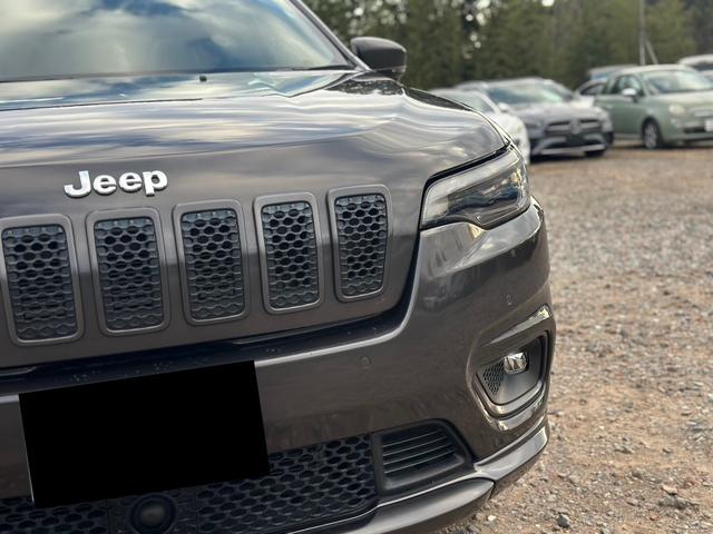 ジープ・チェロキー ８０ｔｈアニバーサリーエディション　ナビ　テレビ　キー２個　整備記録簿あり　ルーフレール　革シート　電動トランク（52枚目）