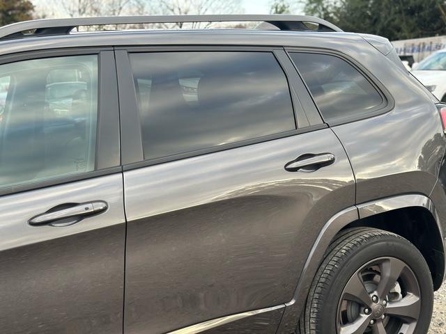 ジープ・チェロキー ８０ｔｈアニバーサリーエディション　ナビ　テレビ　キー２個　整備記録簿あり　ルーフレール　革シート　電動トランク（61枚目）