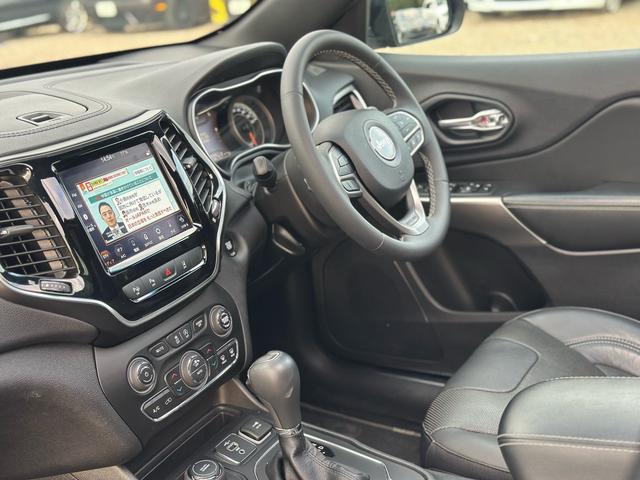 ジープ・チェロキー ８０ｔｈアニバーサリーエディション　ナビ　テレビ　キー２個　整備記録簿あり　ルーフレール　革シート　電動トランク（62枚目）