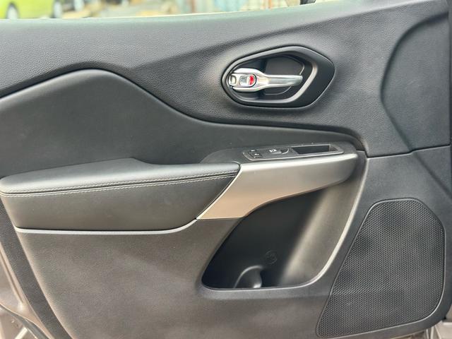 ジープ・チェロキー ８０ｔｈアニバーサリーエディション　ナビ　テレビ　キー２個　整備記録簿あり　ルーフレール　革シート　電動トランク（65枚目）