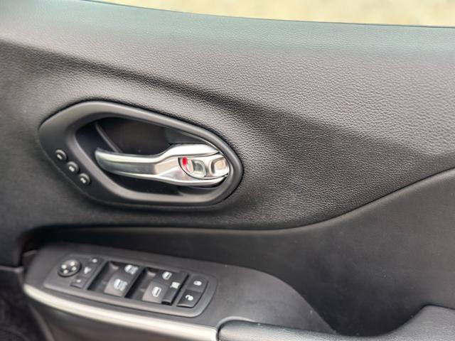 ジープ・チェロキー ８０ｔｈアニバーサリーエディション　ナビ　テレビ　キー２個　整備記録簿あり　ルーフレール　革シート　電動トランク（67枚目）