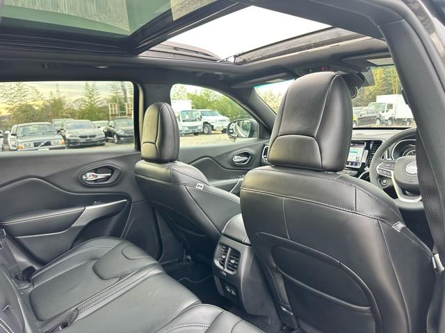 ジープ・チェロキー ８０ｔｈアニバーサリーエディション　ナビ　テレビ　キー２個　整備記録簿あり　ルーフレール　革シート　電動トランク（69枚目）