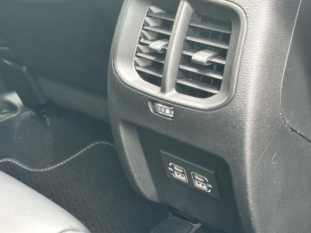 ジープ・チェロキー ８０ｔｈアニバーサリーエディション　ナビ　テレビ　キー２個　整備記録簿あり　ルーフレール　革シート　電動トランク（70枚目）