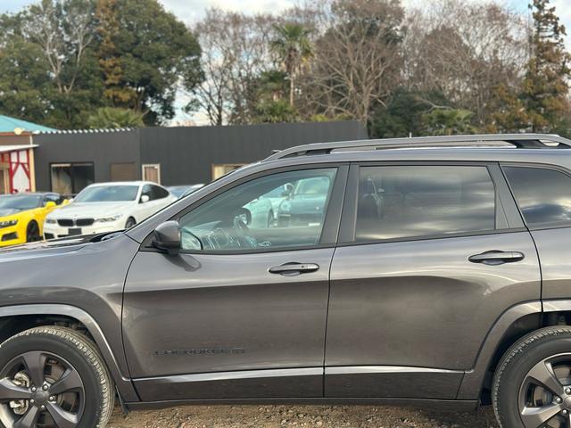 ジープ・チェロキー ８０ｔｈアニバーサリーエディション　ナビ　テレビ　キー２個　整備記録簿あり　ルーフレール　革シート　電動トランク（76枚目）