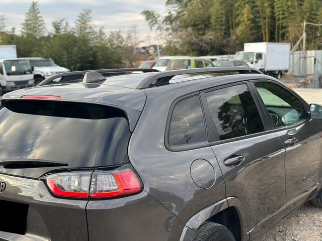 ジープ・チェロキー ８０ｔｈアニバーサリーエディション　ナビ　テレビ　キー２個　整備記録簿あり　ルーフレール　革シート　電動トランク（79枚目）