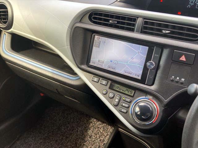 アクア S 純正SDナビ CD/DVDプレイヤー Bluetoothオーディオ フルセグテレビ バックカメラ スマートキー プッシュスタートボタン オートエアコン アイドリングストップ 社外14インチアルミホイル(25枚目)