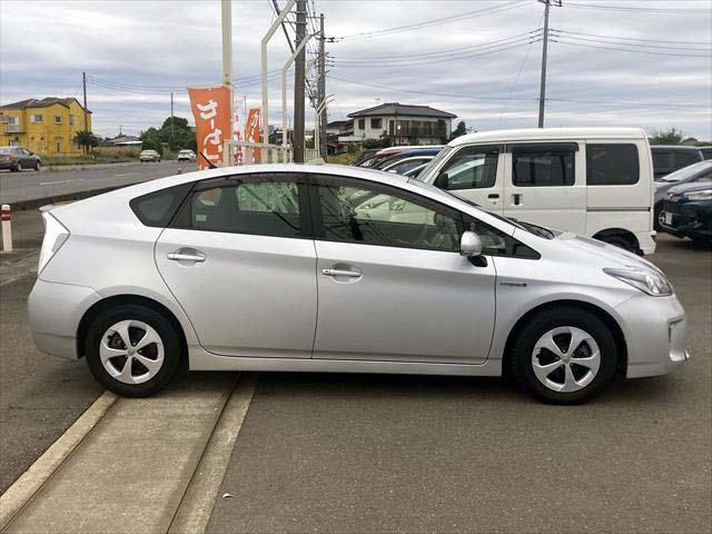 プリウス S メモリーナビ Bluetoothオーディオ CD・DVDプレイヤー フルセグTV バックカメラ ETC ディスチャージヘッドライト フォグランプ 純正アルミホイル スマートキー オートライト(5枚目)