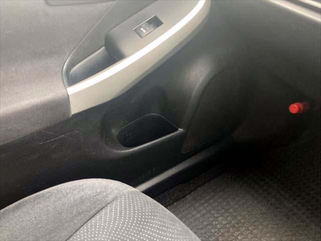 プリウス S メモリーナビ Bluetoothオーディオ CD・DVDプレイヤー フルセグTV バックカメラ ETC ディスチャージヘッドライト フォグランプ 純正アルミホイル スマートキー オートライト(35枚目)