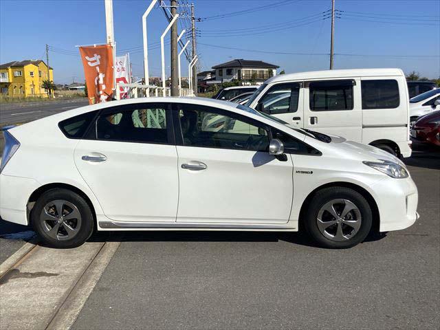 プリウス Ｓマイコーデ　純正８インチＳＤナビ　Ｂｌｕｅｔｏｏｔｈオーディオ　ＣＤ・ＤＶＤプレイヤー　フルセグＢカメラ　ＥＴＣ　　ディスチャージヘッドライト　フォグランプ　ＡＣ１００Ｖ電源　スマートキー　オートライト（5枚目）