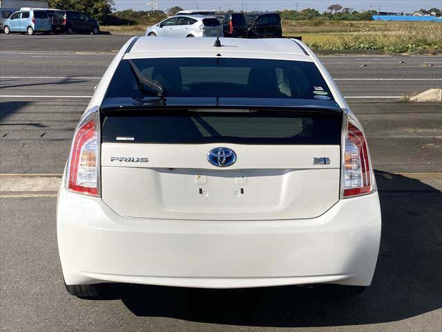 プリウス Ｓマイコーデ　純正８インチＳＤナビ　Ｂｌｕｅｔｏｏｔｈオーディオ　ＣＤ・ＤＶＤプレイヤー　フルセグＢカメラ　ＥＴＣ　　ディスチャージヘッドライト　フォグランプ　ＡＣ１００Ｖ電源　スマートキー　オートライト（6枚目）