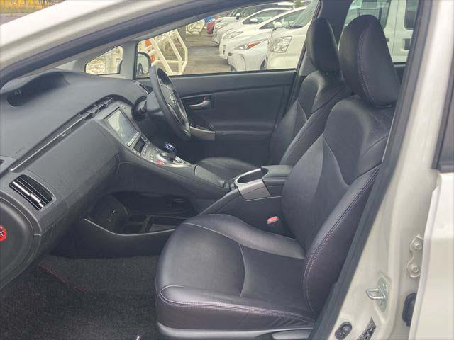 プリウス Ｓマイコーデ　純正８インチＳＤナビ　Ｂｌｕｅｔｏｏｔｈオーディオ　ＣＤ・ＤＶＤプレイヤー　フルセグＢカメラ　ＥＴＣ　　ディスチャージヘッドライト　フォグランプ　ＡＣ１００Ｖ電源　スマートキー　オートライト（9枚目）