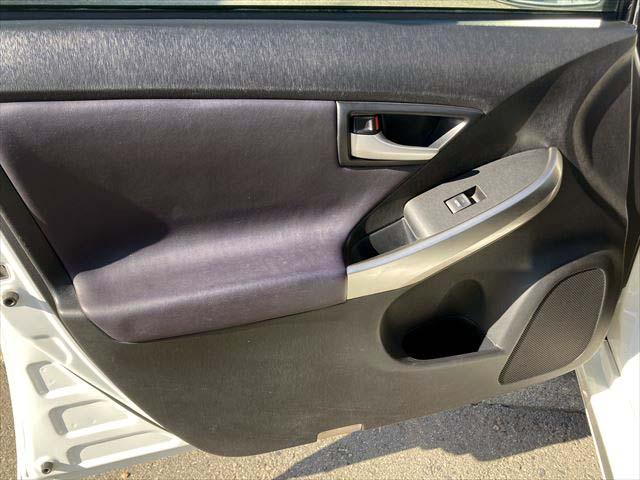 プリウス Ｓマイコーデ　純正８インチＳＤナビ　Ｂｌｕｅｔｏｏｔｈオーディオ　ＣＤ・ＤＶＤプレイヤー　フルセグＢカメラ　ＥＴＣ　　ディスチャージヘッドライト　フォグランプ　ＡＣ１００Ｖ電源　スマートキー　オートライト（10枚目）