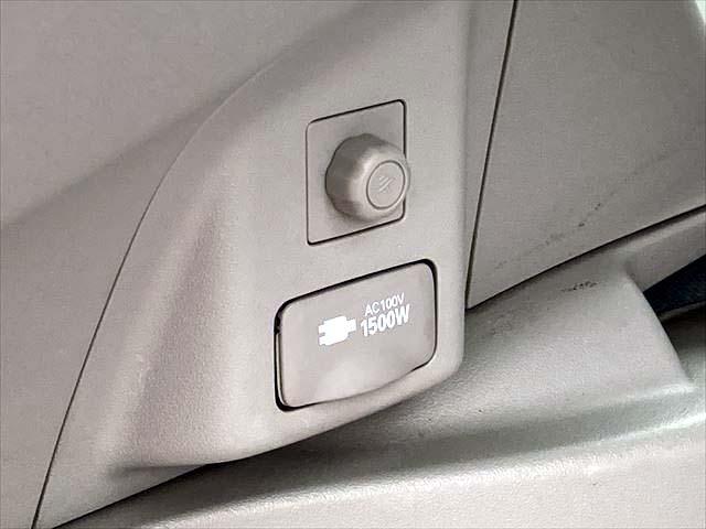 プリウス Ｓマイコーデ　純正８インチＳＤナビ　Ｂｌｕｅｔｏｏｔｈオーディオ　ＣＤ・ＤＶＤプレイヤー　フルセグＢカメラ　ＥＴＣ　　ディスチャージヘッドライト　フォグランプ　ＡＣ１００Ｖ電源　スマートキー　オートライト（17枚目）