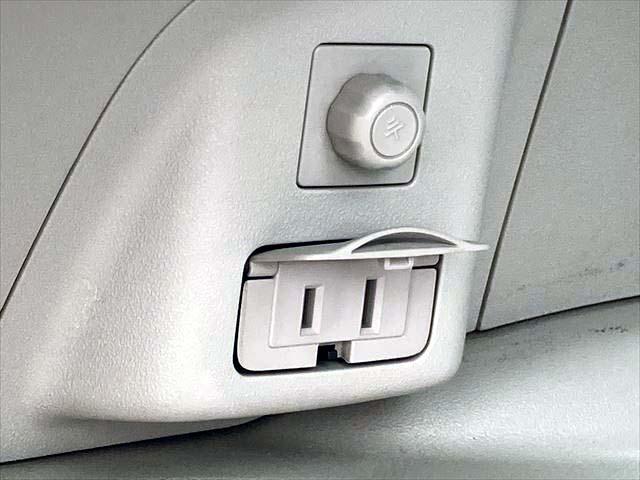 プリウス Ｓマイコーデ　純正８インチＳＤナビ　Ｂｌｕｅｔｏｏｔｈオーディオ　ＣＤ・ＤＶＤプレイヤー　フルセグＢカメラ　ＥＴＣ　　ディスチャージヘッドライト　フォグランプ　ＡＣ１００Ｖ電源　スマートキー　オートライト（18枚目）