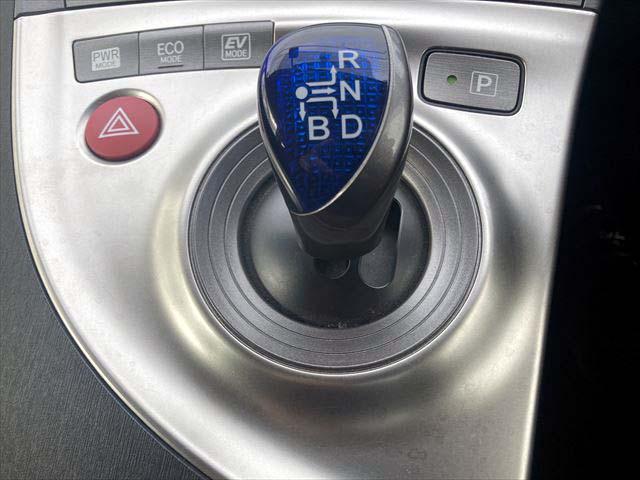 プリウス Ｓマイコーデ　純正８インチＳＤナビ　Ｂｌｕｅｔｏｏｔｈオーディオ　ＣＤ・ＤＶＤプレイヤー　フルセグＢカメラ　ＥＴＣ　　ディスチャージヘッドライト　フォグランプ　ＡＣ１００Ｖ電源　スマートキー　オートライト（34枚目）