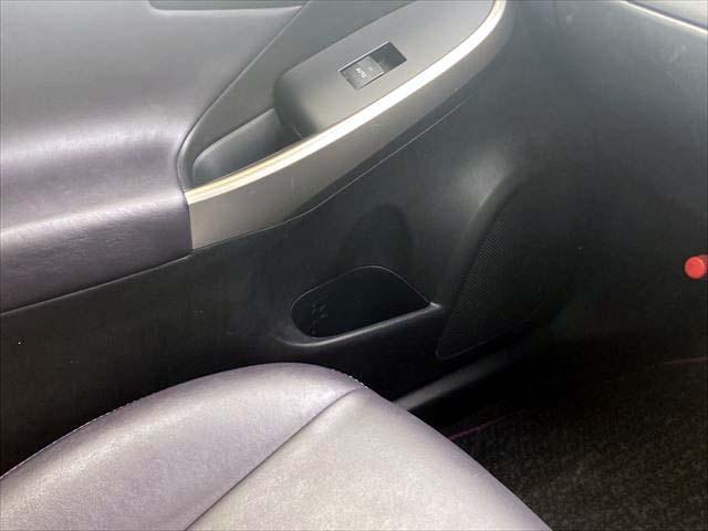 プリウス Ｓマイコーデ　純正８インチＳＤナビ　Ｂｌｕｅｔｏｏｔｈオーディオ　ＣＤ・ＤＶＤプレイヤー　フルセグＢカメラ　ＥＴＣ　　ディスチャージヘッドライト　フォグランプ　ＡＣ１００Ｖ電源　スマートキー　オートライト（37枚目）